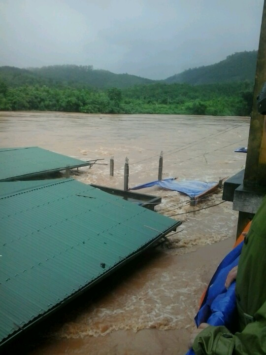 Nước lũ lên cao ngập các lán chợ thị trấn Ba chẽ - Quảng Ninh ngày 3/8.